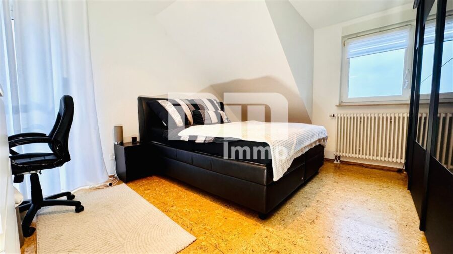 Modernisiertes 1 bis 2 Familienhaus mit DG-Ausbau BJ 02/03 und Panoramablick am Rüsteberg - WE1 DG Schlafzimmer